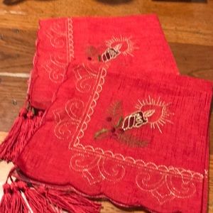 Holiday 3 piece decorative  runner and 2 square doilies